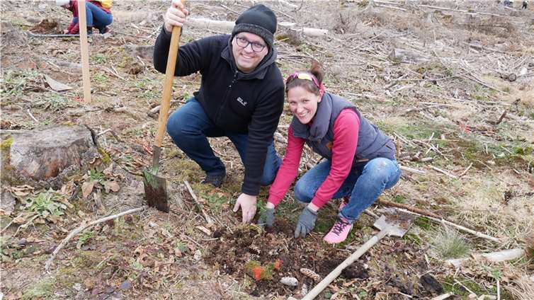 Pfarrer Stefan Salzmann und Pfarrerin Anne Pollmächer helfen bei der Baumpflanzaktion. Quelle: St. Peter Montabaur-Stelzenbachgemeinden