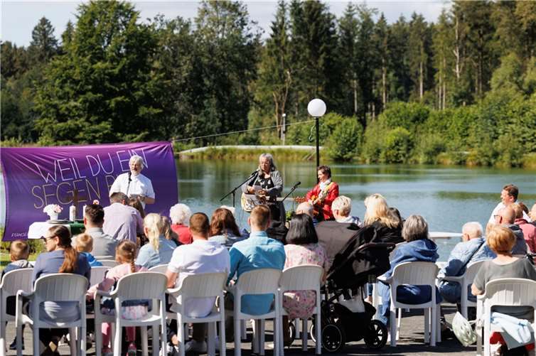 Pfarrer Stefan Thomanek und das Gitarren-Ensemble „Einzigartig“.