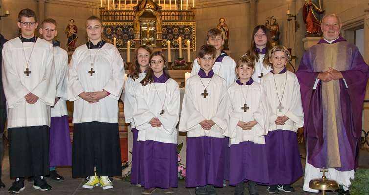 Pfarrer Stephan Augst (re.), der die Einführungsmesse zelebrierte, verstand es wie immer hervorragend, die Kinder in den Mittelpunkt zu rücken. Sven Lill