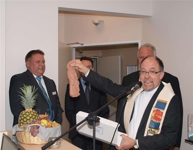 Seniorengerechtes, harmonisches Ambiente im Herzen des Stadtteils Pfarrer Stephan Wolf übernahm die Einsegnung des Gebäudes und überreichte eine Keramikfigur als Gastgeschenk.US