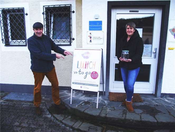 Pfarrer Thomas Rheindorf, Projektleiter des :Kerit - und Ulrike Hoffmann, ehrenamtliche Mitarbeiterin, laden herzlich zum „lunch to go“ ins :Kerit ein.Foto: privat