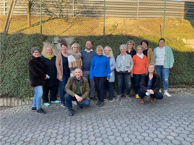 Pfarrer Thomas Werner (CHV Cochem-Zell e.V.), Beate Fatzaun, Silvia Louboutin (AHPB im Landkreis Cochem- Zell, CV MEH e.V.), Ehrenamtliche Hospizhelfer*innen. Foto: privat