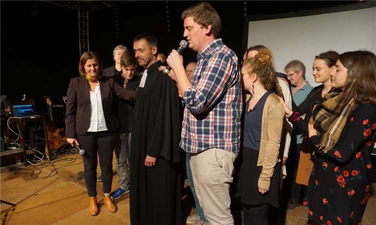 Pfarrer Tiemann wird von Presbyterien und den Hauptamtlichen gesegnet. Fotos: Ev. Kirchengemeinde Cochem