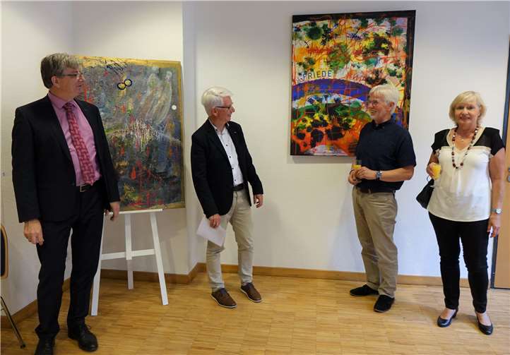 Pfarrer Werner Zupp (2. v.li) begrüßte nicht nur den ausstellenden Künstler und seine Ehefrau (re.) sondern auch den städtischen Beigeordneten Ralf Seemann.