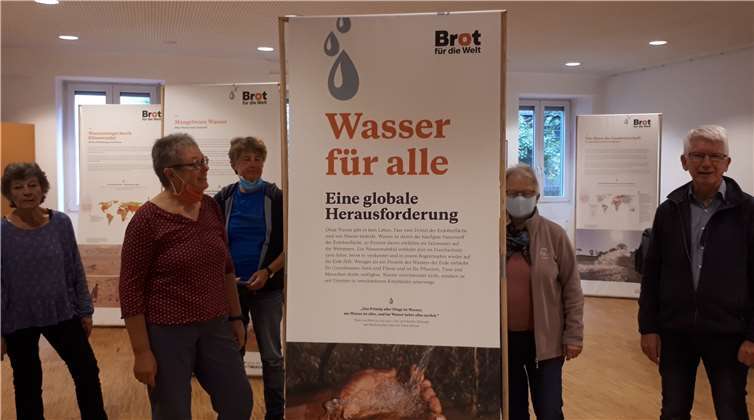 Pfarrer Werner Zupp (re.) und Karin Laier (2. v. l.) mit Besuchern bei der Ausstellungseröffnung. Foto: privat