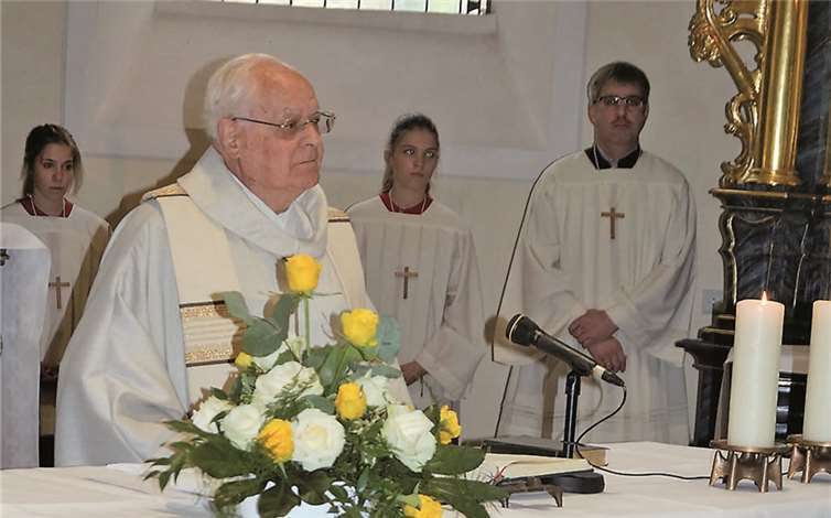 Pfarrer Willi Stauf zeigte sich sichtlich beeindruckt von der liebevoll geplanten Überraschung. privat