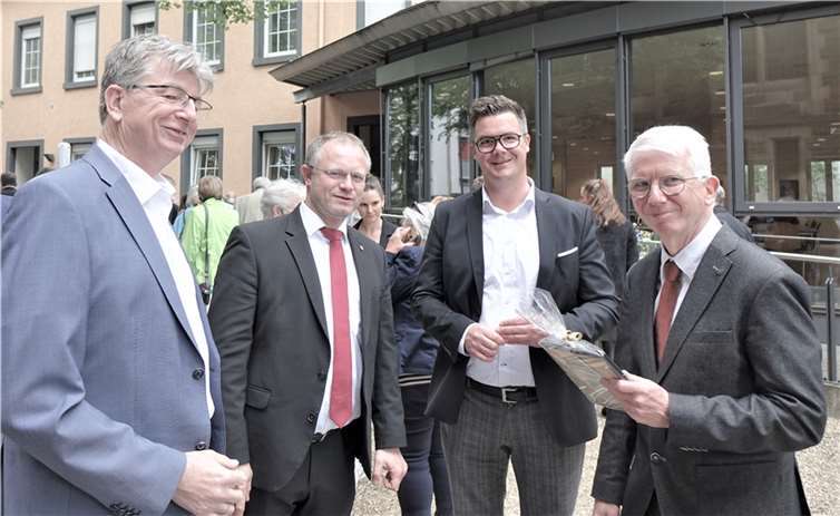 Pfarrer Zupp im Gespräch mit OB Jan Einig und den anderen Männer des Stadtvorstandes.  Fotos: jüg