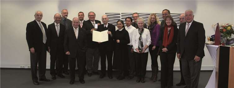 Pfarrer i. R. Lothar Brucker mit Staatssekretär Schumacher im Kreise der Gratulanten.WER