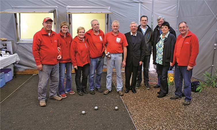 Pfarrer i.R. Alois Weller (5. v. r.) segnete die winterfeste Anlage der Boule-Abteilung ein.GH