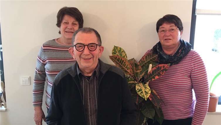 Pfarrer i.R. Michael Schaefer mit Hedwig Möseler (re.) und Vera Kaspers (li.).Foto: privat