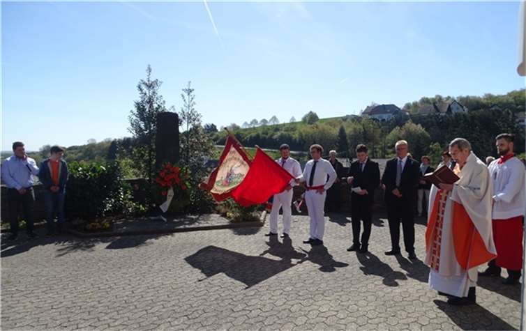 Pfarrer i.R. Ottmar Fechler sprach ein Gebet bei der Kranzniederlegung am Ehrenmal. -RÜ-