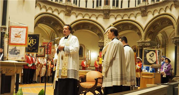 Pfarrer und GKKG-Mitglied Stefan Wingen hatte die Gestaltung des Gottesdienstes übernommen und segnete die Prinzenstandarte ein. HH