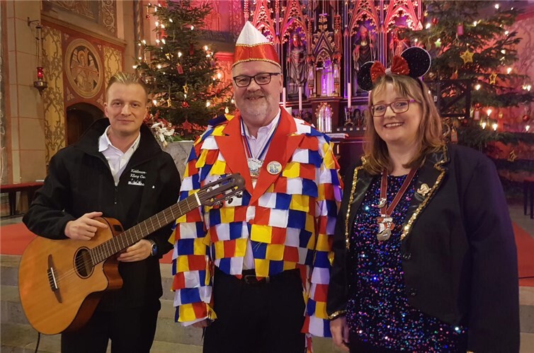 Pfarrer und Moderator Günter Vogel (mitte) freute sich über eine voll besetzte Pfarrkirche beim Karnevalsgottesdienst. Dieser wurde u.a. durch Christian Ferber (links) und Katja Hohn (rechts) musikalisch bereichert.
