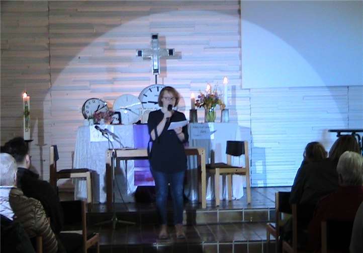 Pfarrerin Anna Meschonat vor dem mit Uhren geschmückten Altar. Foto: privat