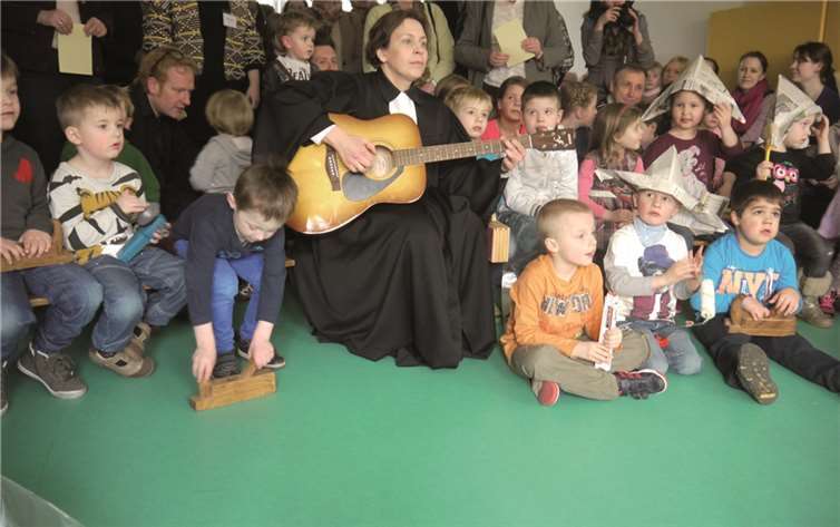 Pfarrerin Claudia Müller-Bück singt mit den Kita-Kindern. privat