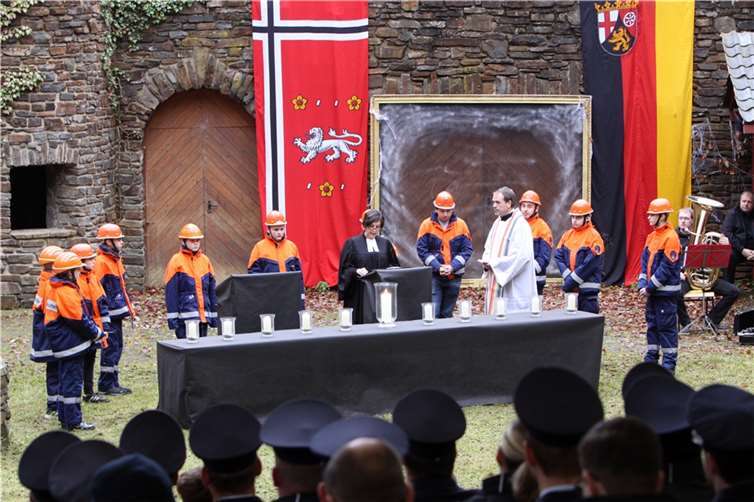 Pfarrerin Claudia Rössling-Marenbach und Pfarrer Rainer Justen haben die Namen der Flutopfer verlesen und die Mitglieder der Jugendfeuerwehren zündeten zum Gedenken je eine Kerze an. Foto: SES