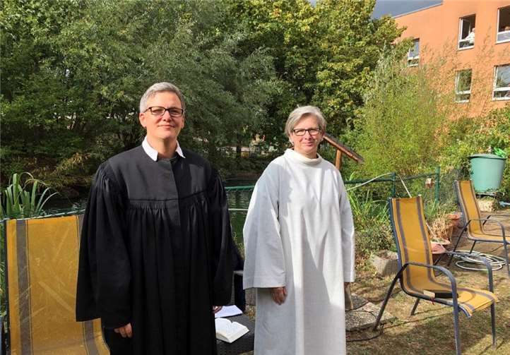 Pfarrerin Fischer und Gemeindereferentin Schröder gestalteten die Erntedank Andacht in der Pro Seniore Residenz. Foto: privat