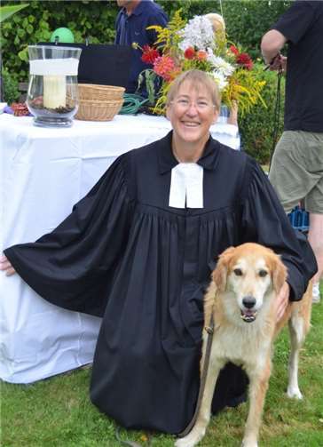Pfarrerin Heike Wolf mit Hund Monty. Foto: Tierschutz Siebengebirge