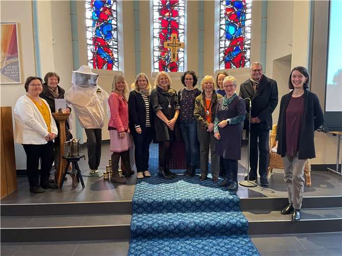 Pfarrerin Johanna Karcher (1.v.r.) gemeinsam mit dem Büchereiteam.  Foto: privat