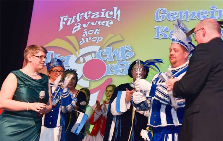 Pfarrerin Kathrin Müller (links) und DechantHermann-Josef Zeyen (rechts) proklamierten Prinz Swen I. (Christian).