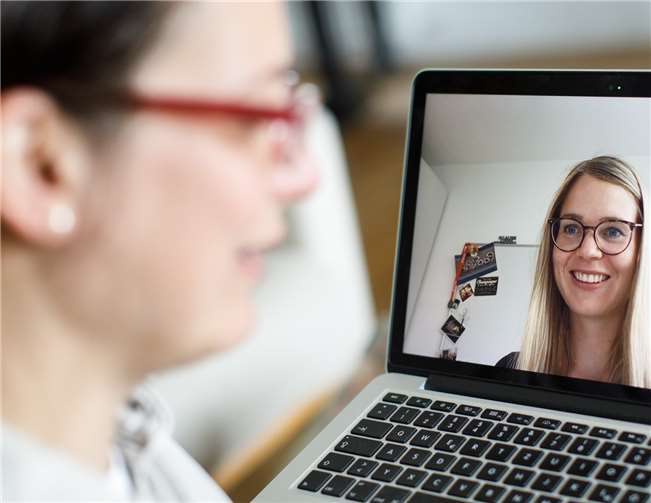 Pfarrerin Lisa Tumma (rechts) im coronasicheren Gespräch am Notebook mit Nadine Bongard.Foto: Peter Bongard
