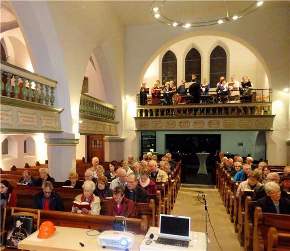 Pro Kirchturm denken Pfarrerin Marion Obitz, Kirchbauvereins-Vorsitzender Erhard Jung und Baukirchmeister Hans-Werner Jäckle (vorne von links) sagten den Spenderinnen und Spendern Danke. Foto: privat