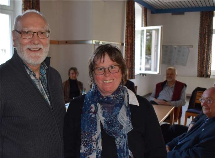 Pfarrerin Melanie Schneider und Dekanatskantor Martin Samrock stellten in Nassau die neue Sammlung an Gottesdienstordnungen im Dekanat Nassauer Land vor. Foto: Dekanat Nassauer Land