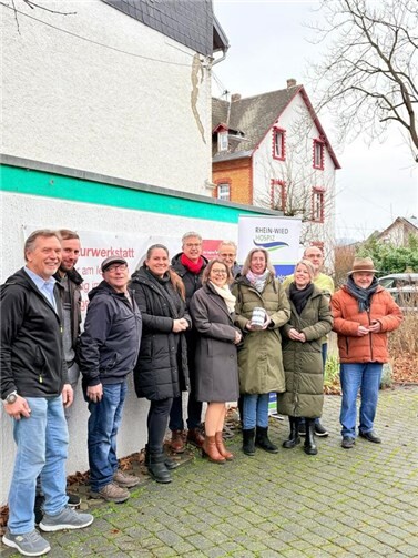 Pfarrerin Natalie Wilcke (4. v.l.) zusammen mit der Vertreterin des Rhein-Wied-Hospiz, Andrea Tokarski (6.v.l.) inmitten der Handwerker des SPD-Ortsvereins und der Neuwieder Landtagsabgeordneten Lana Horstmann (3.v.r.).  Foto: Aghid Almasalmeh