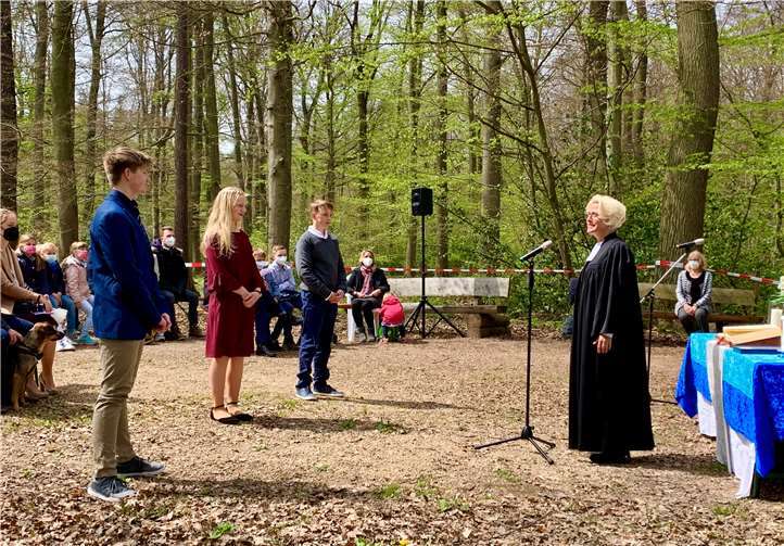 Pfarrerin Smidt-Kulla ging in ihrer Ansprache auf die Gedanken der Jugendlichen ein und benannte als Herausforderungen dieser Zeit, in der Zuversicht sehr gebraucht wird, die Corona-Pandemie, die neuen Regeln und Vorgaben in der Schule und im Berufsleben, die dünne Haut vieler Menschen in dieser Zeit und Veränderungen des Lebensweges.