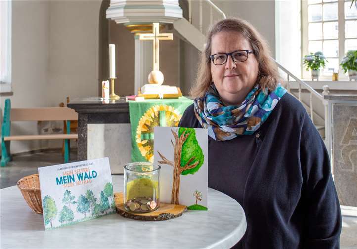 Pfarrerin Swenja Müller sammelt in der Kirche für die Wiederbewaldung. Foto: privat
