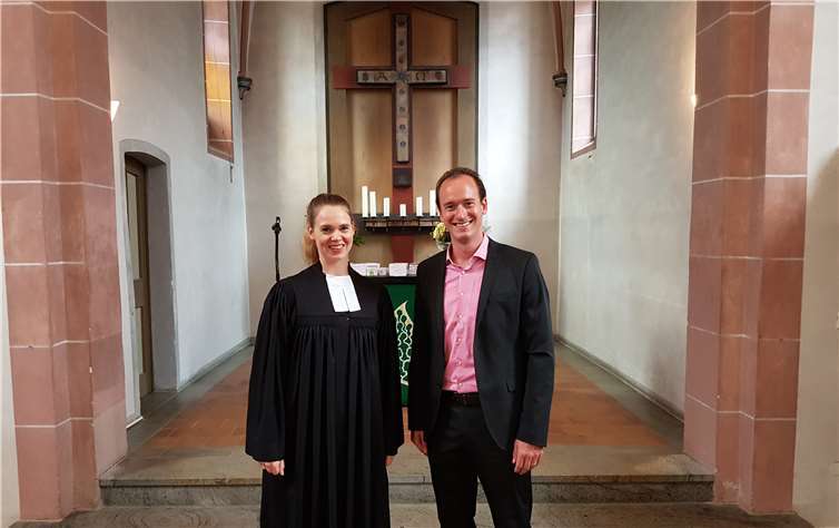 Pfarrerin Tumma und Ortsbürgermeister Eschenauer. Foto: OG Arzbach