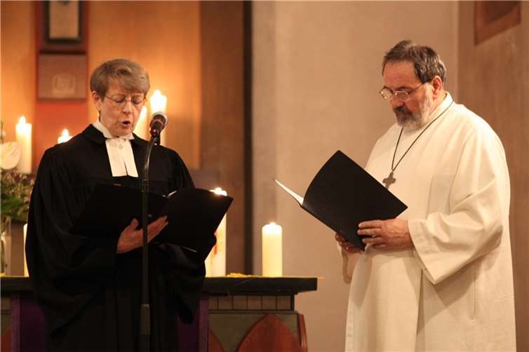 Pfarrerin Ulrike Braun-Steinebach und Pastoralreferent Rainer Dämgen leiteten den ökumenischen Gottesdienst. Fotos: Sabine Hammann-Gonschorek