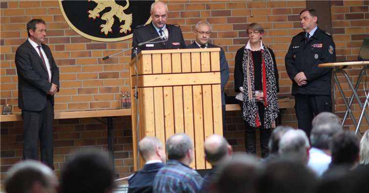 Pfarrerin Ulrike Braun-Steinebach wird durch den Vorsitzenden des Kreisfeuerwehrverbandes, Bernd Dillbahner, und (ganz links) Landrat Achim Schwickert geehrt. Fotos: Sabine Hammann-Gonschorek