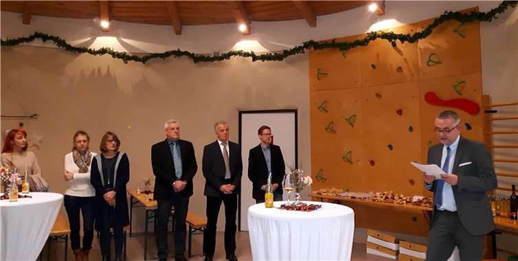 Pfarrgemeinde- und Verwaltungsrat hatten eingeladen, um den Mitarbeitern im Haus zu danken und auch die bewährte Zusammenarbeit der vergangenen Jahrzehnte zu verdeutlichen.privat