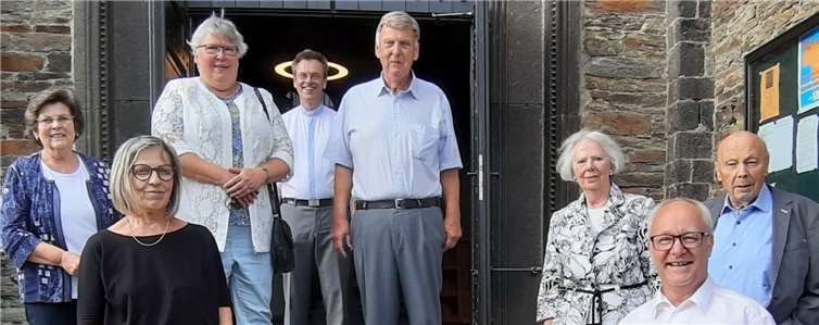 Pfarrgemeinderatsmitglied Monika Leinz, Lydia Busch, die über viele Jahre an den Fahrten gerne teilnahm, Elisabeth Schmitz, Pfarrer Norbert Missong, Pfarrgemeinderats- und Pfarreienratsvorsitzender Horst Schmitz, ehemalige Pfarrgemeinderatsmitglieder Helmy und Hermann Ackermann und Ortsbürgermeister Detlev Leersch. Foto: Gerhard Schlich