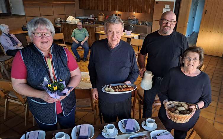 Pfarrgemeinderatsmitglieder bereiten ein Angebot in der Fastenzeit vor. Von links Elisabeth und Horst Schmitz, Joachim Praml und Monika Leinz. Foto: Norbert Missong