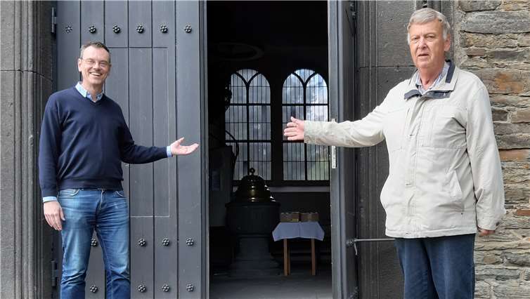 Pfarrgemeinderatsvorsitzende Horst Schmitz, Nickenich, und Wolfgang Weber, Kruft, alle Interessierten zur Pfingstnovene ein. Foto: privat