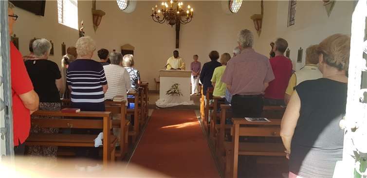 Pfarrverwalter Pater Magnus Ifedikwa feierte um 18 Uhr mit den Gläubigen in einem Festgottesdienst das Hochfest des „Johannes des Täufers“.  Foto: Stephan Birnbach