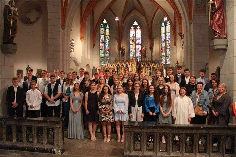 Pfarrverwalter Stefan Salzmann spendete 40 Jugendlichen das Sakrament der Firmung. Foto: privat