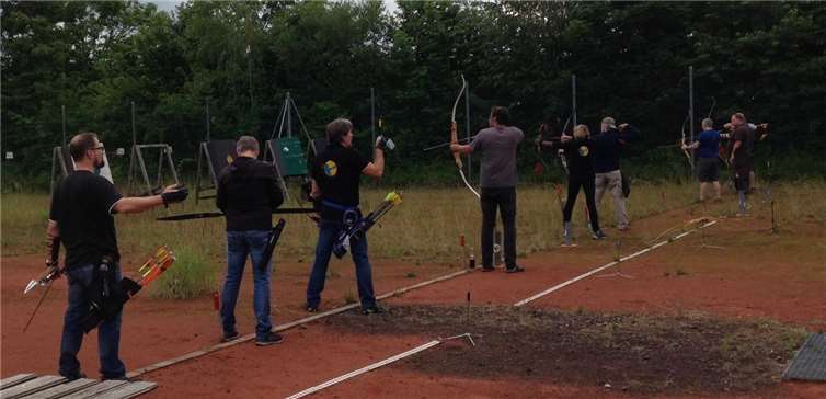 „Pfeil frei!“, heißt es jetzt wieder in Wormersdorf. Denn die Bogenschützen können endlich wieder ihre Pfeile fliegen lassen. Auch zahlreiche „Schnupperer“ sorgten bisher für regen Betrieb auf der Anlage.Foto: privat