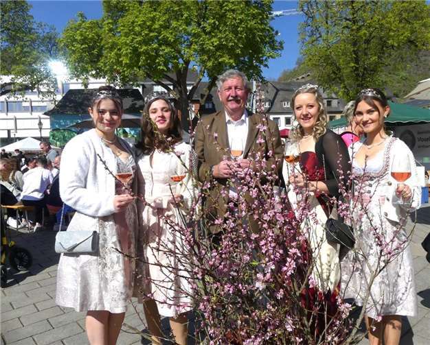 Pfirsichblütenfee Annabell (2.v.r.) hieß zusammen mit Stadtbürgermeister Walter Schmitz und Cochems Weinmajestäten die Besucher willkommen. Fotos: TE