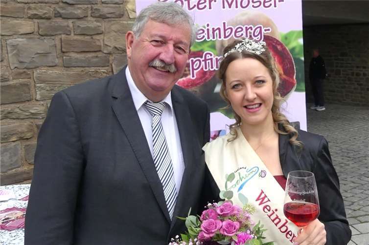 Pfirsichblütenfee Annabell Göbel eröffnete zusammen mit Stadtbürgermeister Walter Schmitz den beliebten Erntemarkt. Fotos: TE