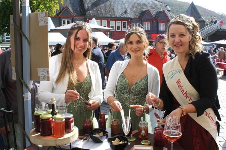 Pfirsichblütenfee Annabelle und Cochems Weinmajestäten Alicia und Lea ließen sich beim Erntemarkt  ebenso wie die Besucher die leckeren Pfirsichprodukte munden.