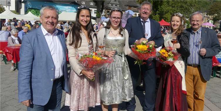 Pfirsichfee Annabell (2.v.r.) eröffnete in prominenter Begleitung den beliebten Erntemarkt des Roten Moselweinbergpfirsichs.