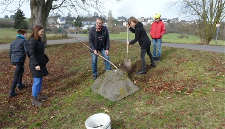 Pflanzaktion eines Kastanienbaumes auf dem Schützenplatz in Obermendig.Fotos: privat