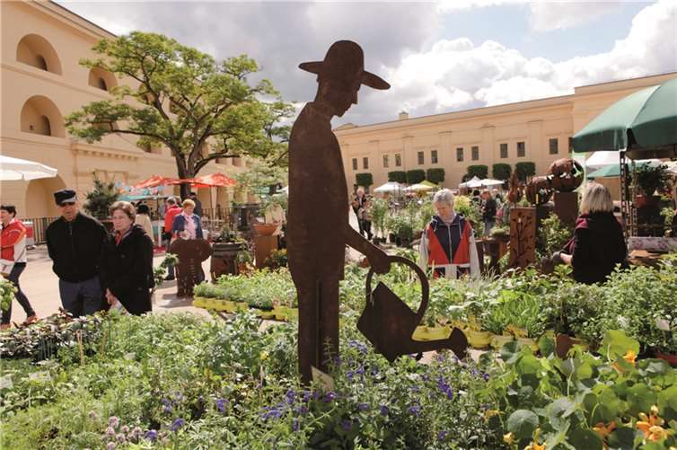 Pflanzen und schöne Dinge für den Garten so weit das Auge reicht.  GDKE Rheinland-Pfalz / Pfeuffer