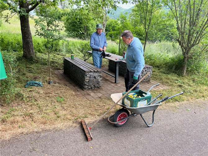 Pflegearbeiten sichern die Naturoase am Alzbach. Fotos: Rudi Zenz