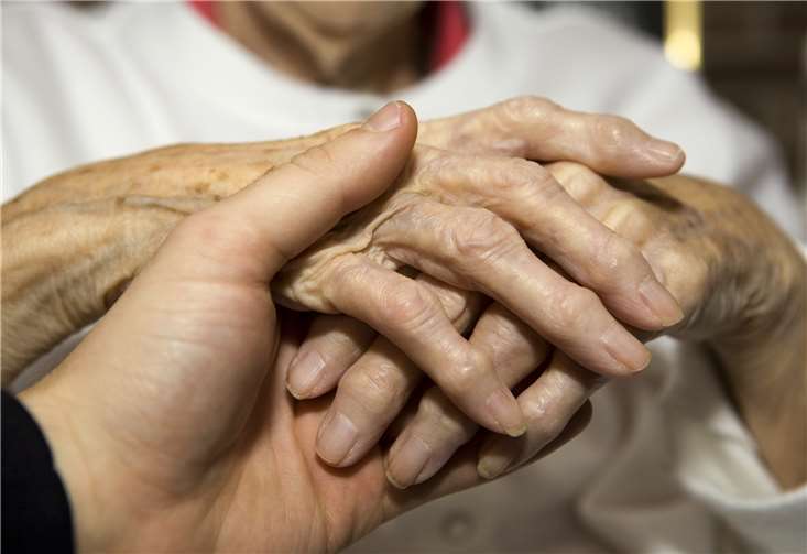 Pflegebedürftige sollen nach Möglichkeit ambulant versorgt werden. Erst bei höherem Bedarf soll das Heim für die notwendigen Leistungen genutzt werden.Foto: painless - Fotolia