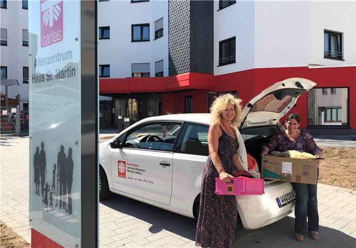 Pflegedienstleiterin Sarah Rosenstock (rechts) und Heike Gottwalz, Teamleiterin der Alltagsbegleiter, bringen schon mal die ersten Sachen ins neue Domizil der Caritas-Sozialstation Lahnstein-Braubach.Foto: privat
