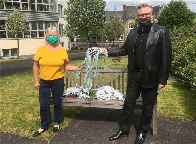 Pflegedienstleiterin Ute Schmitt (links) vom Seniorenheim Marienburg in Kempenich erhielt 150 MNS-Masken von Gruppenmitglied Ralf Urban (rechts). Foto: privat